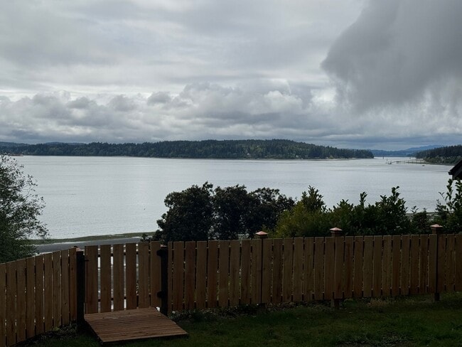 Building Photo - Desirable Indianola waterfront just in time for summer