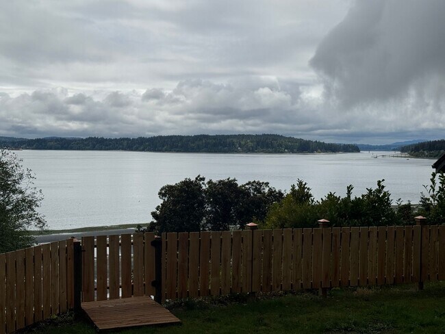 Foto del edificio - Desirable Indianola waterfront just in time for summer