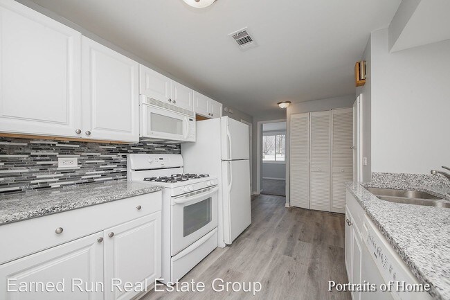 Building Photo - 3 br, 1 bath House - 563 W Harding Rd