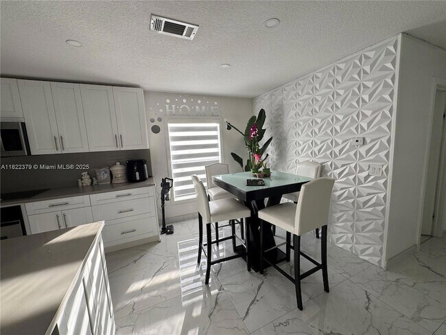 Foto del edificio - 720 N Riverside St