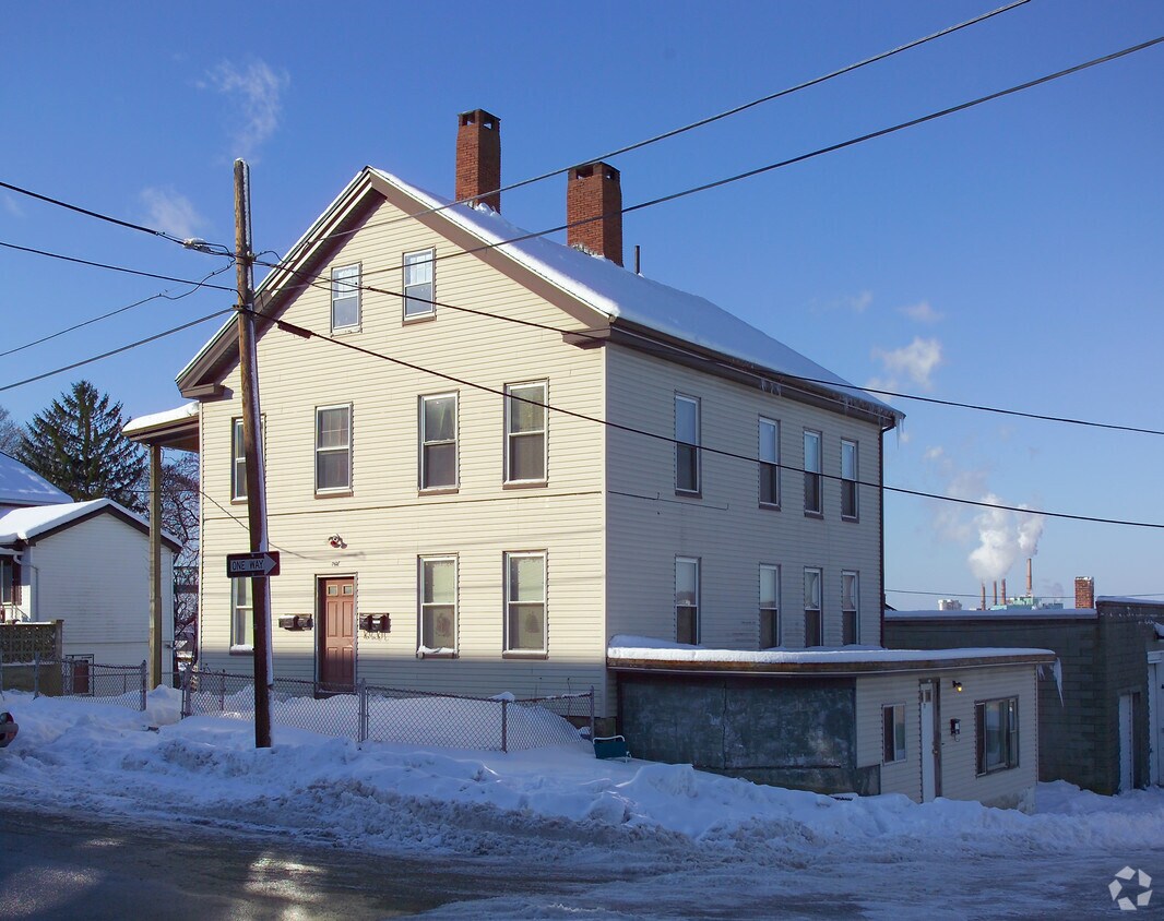 Building Photo - 742 N Main St