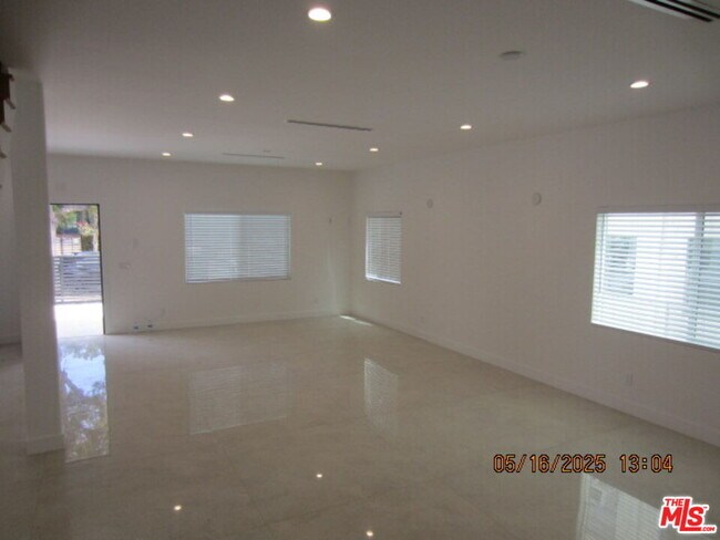 Building Photo - 1807 N Kenmore Ave
