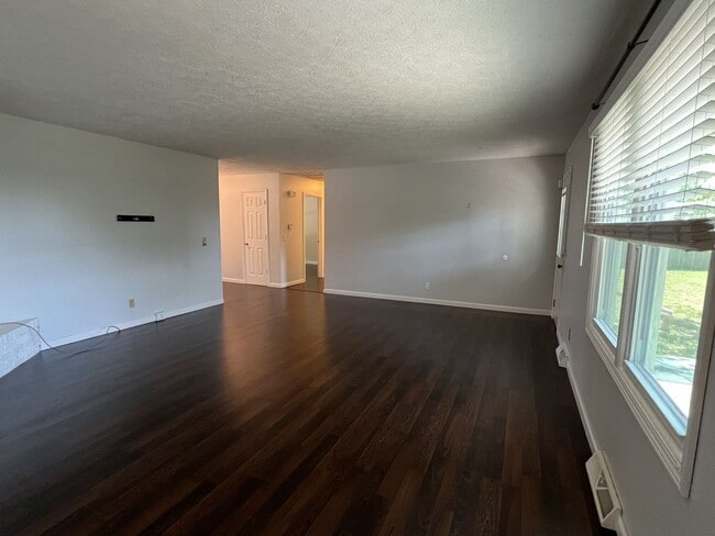 Building Photo - 3 Bedroom and Large Yard in South Springfield