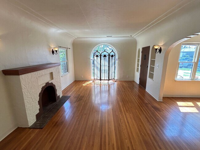 Foto del edificio - Truly Adorable Tudor Style 2 Bed 1 Bath Home in Anaheim!