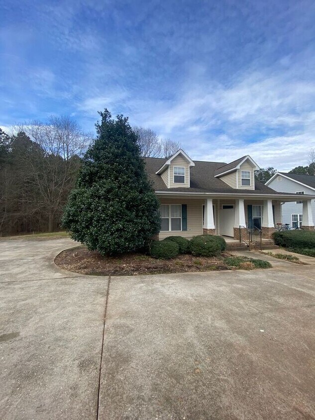 112 Bentwood Cir, Spartanburg, SC 29307 Townhome Rentals in