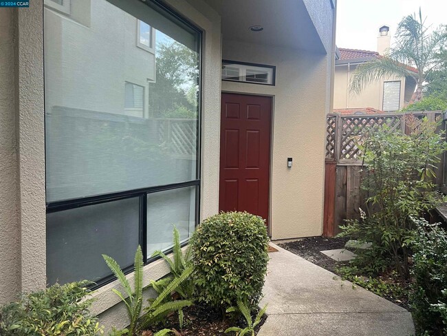 Building Photo - 723 Lakemont Pl