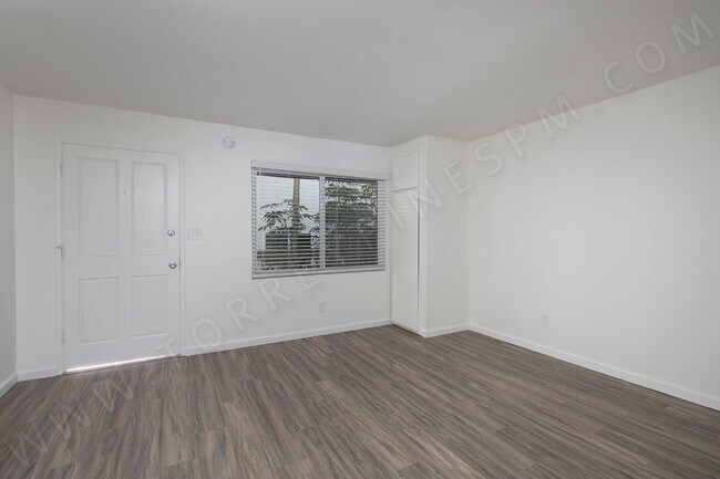 Foto del edificio - *OPEN HOUSE: 11/4 12-1PM* 1 BR Apartment in Hillcrest with Parking!
