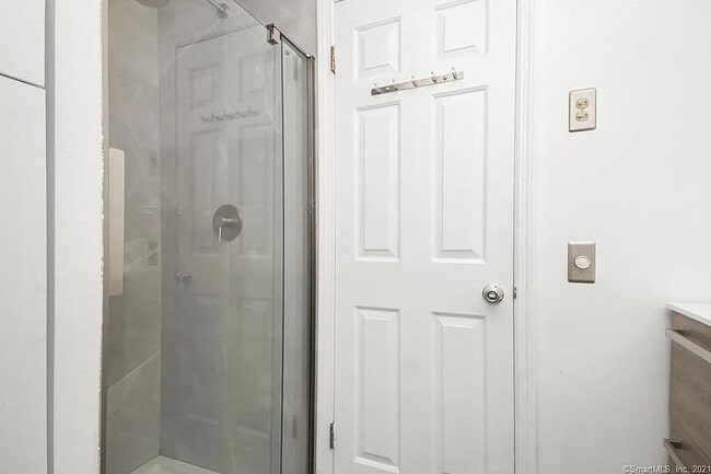 Building Photo - 102 Forest St