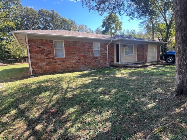 Building Photo - 3 Bedroom 1 bath