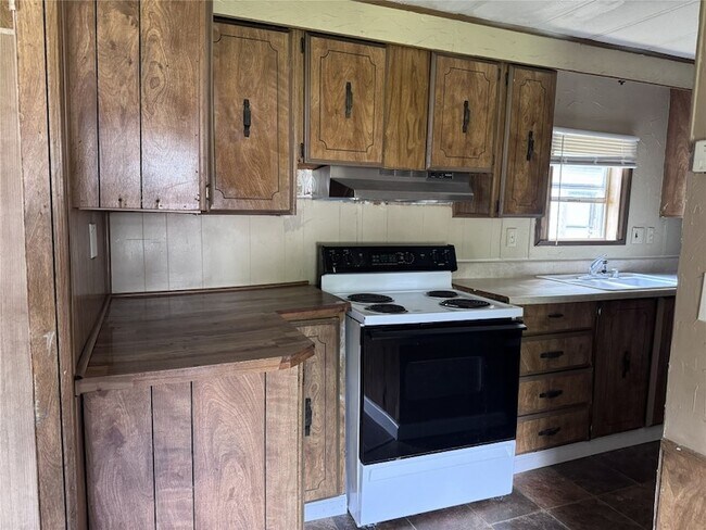 Building Photo - 854 Queenswood St