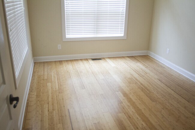 Building Photo - Spacious duplex on 9th Street