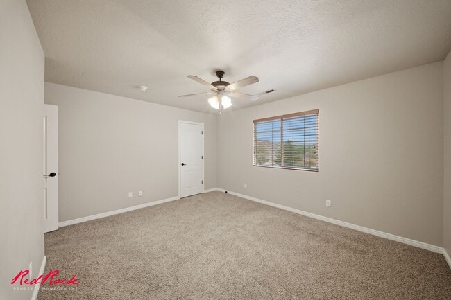 Building Photo - Conveniently Located 3 Bedroom 2.5 Bathroom Townhome