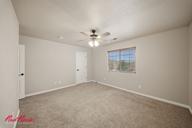 Foto del edificio - Conveniently Located 3 Bedroom 2.5 Bathroom Townhome