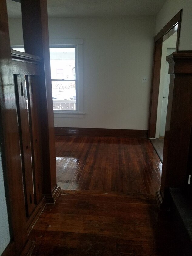 Building Photo - 3 BR 1 Bath - House off Broadway near Fost...