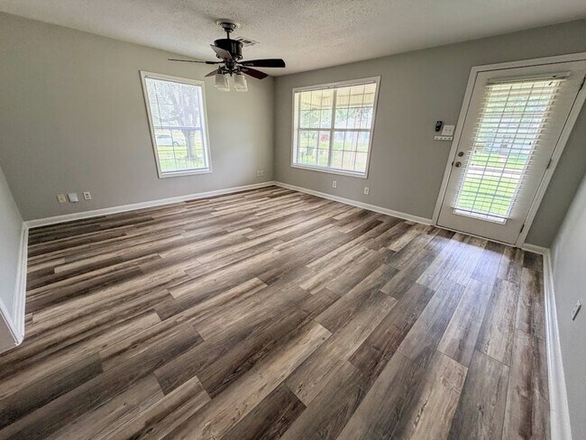 Foto del edificio - Updated 2 bedroom/1.5 bathroom home in Lake Charles with a large bonus room!