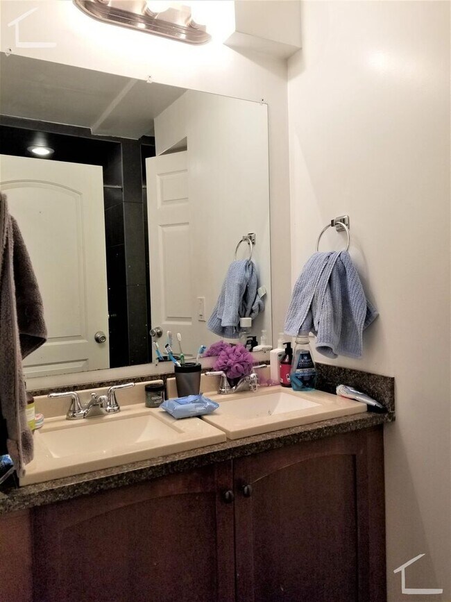 Building Photo - Spacious 4 Bedroom Unit Right Next to Nort...