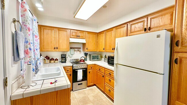 Building Photo - Darling Fully Furnished Guest Home Unit wi...