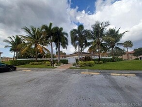 Building Photo - 10036 Twin Lakes Dr