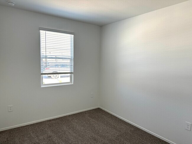 Building Photo - Gorgeous NEW 4 bedroom 2 bath home in Carlton