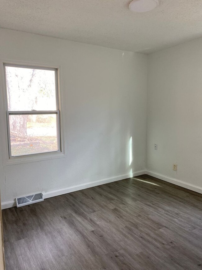 Building Photo - LIMITED TIME**NO APPLICATION FEE**1/2 OFF DEPOSIT**