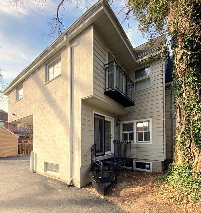 Foto del edificio - 2644 Green Bay Rd