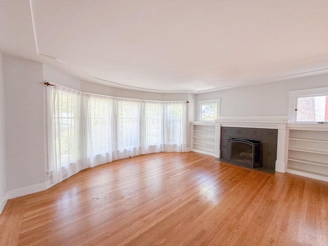 Building Photo - Charming Glenview Bungalow Steps Aways fro...