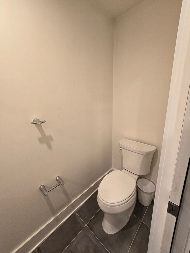 Foto del edificio - Beautiful modern bright 2 bed 1.5 bath wit...