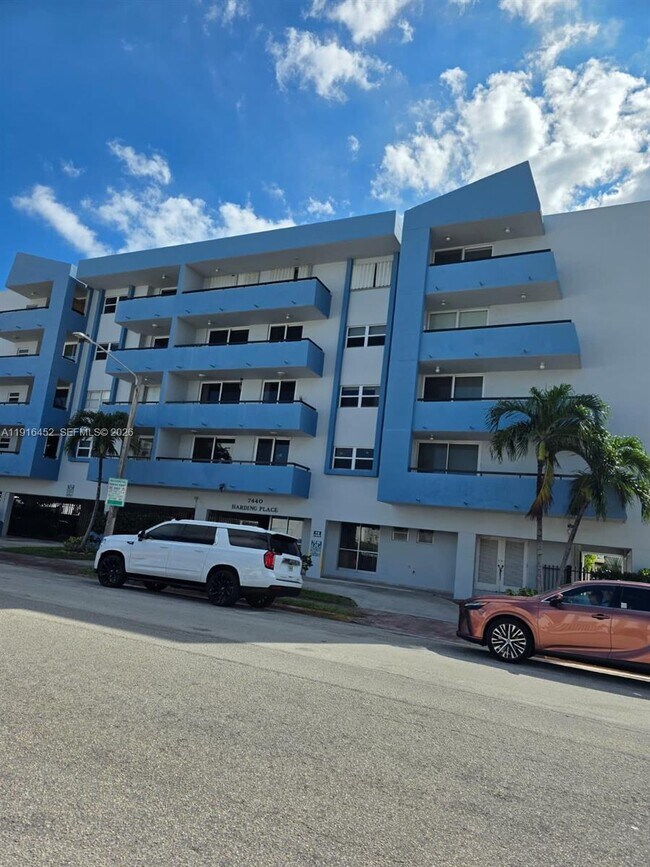 Foto del edificio - 7440 Harding Ave