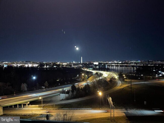 Foto del edificio - 1021 Arlington Blvd