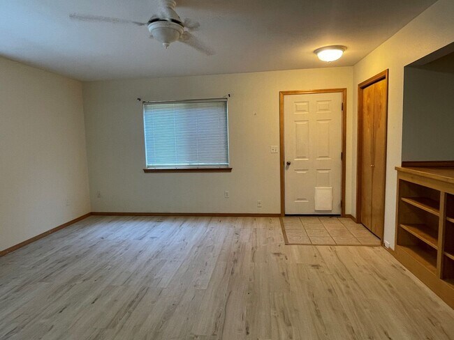 Foto del edificio - Now renting 1 bedroom Apartment Downstairs