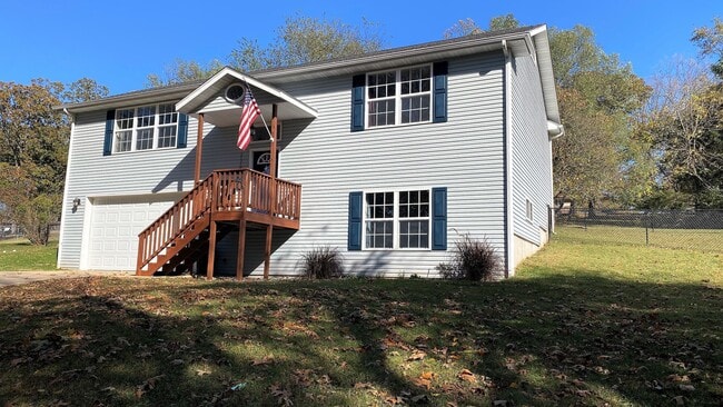 Building Photo - Gorgeous 3 Bedroom, 2 Bathroom Split Level...