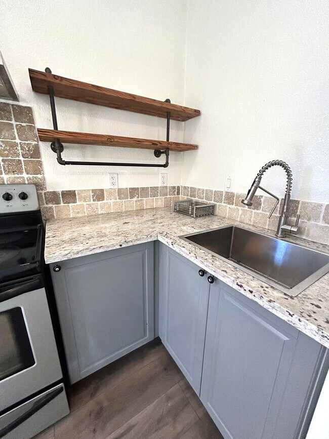 Foto del edificio - 1-Bedroom ADU with Full Kitchen, Loft & In...