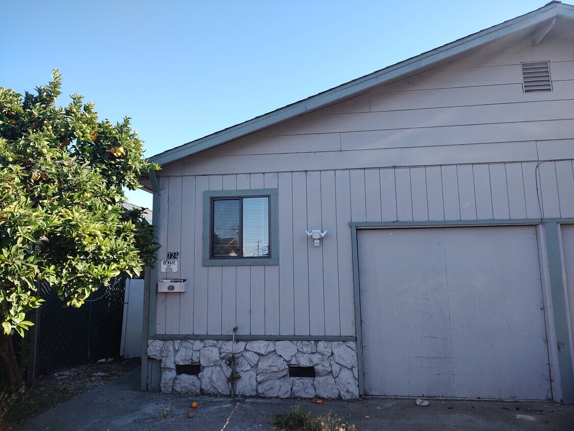 Front - 724 Acacia Ave