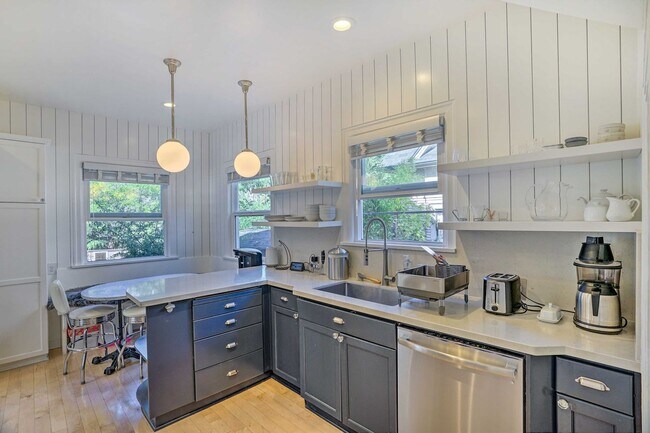 Foto del edificio - Top of the hill stunning Craftsman walking...