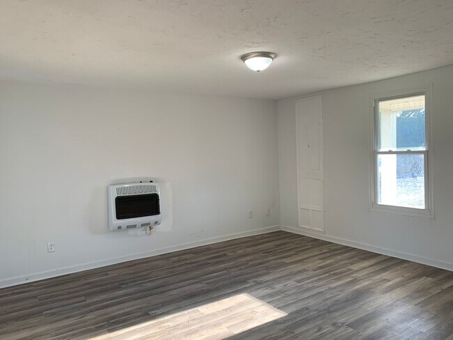 Building Photo - Gorgeous newly renovated apartment in Broo...