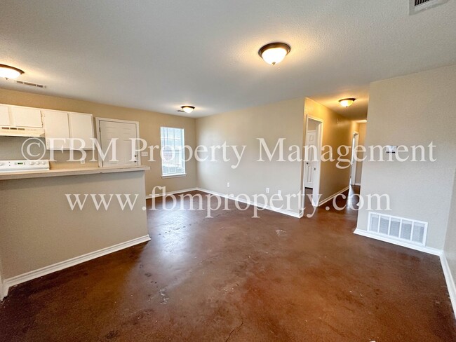 Building Photo - Lamar 205 &amp; 207 / Silent - BZ