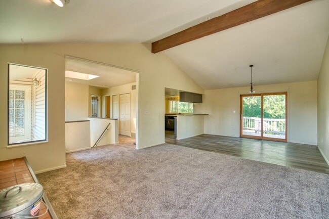 Building Photo - Huge 2000 sq ft 5-bedroom with 2-car garage