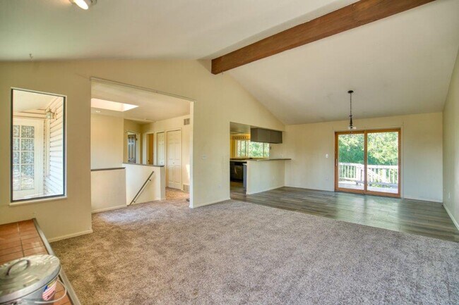 Foto del edificio - Huge 2000 sq ft 5-bedroom with 2-car garage