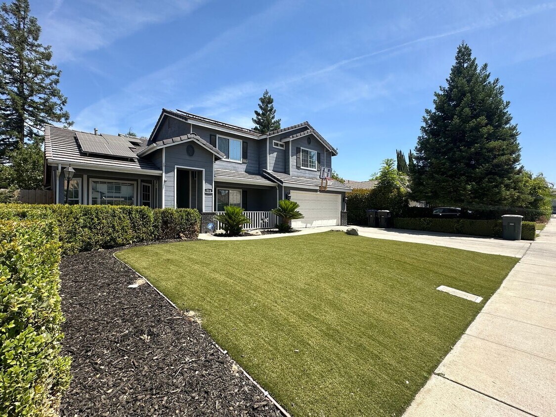 Building Photo - Two story home located in SE Visalia coming soon!