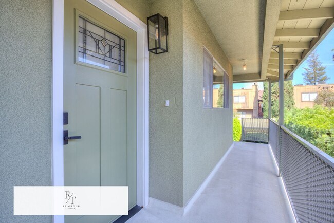 Foto del edificio - Fully Upgraded Spacious 3-Bedroom Unit in Prime Arcadia Location