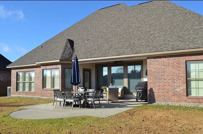 Building Photo - 9525 Rochel Dr