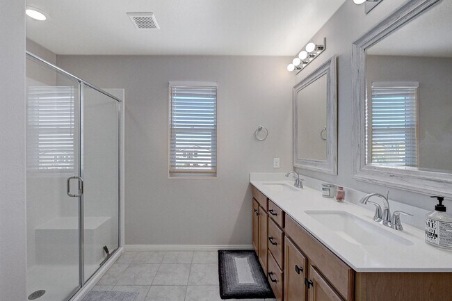 Building Photo - GORGEOUS 3 BEDROOM 2.5 BATH SOUTHWEST LOCA...