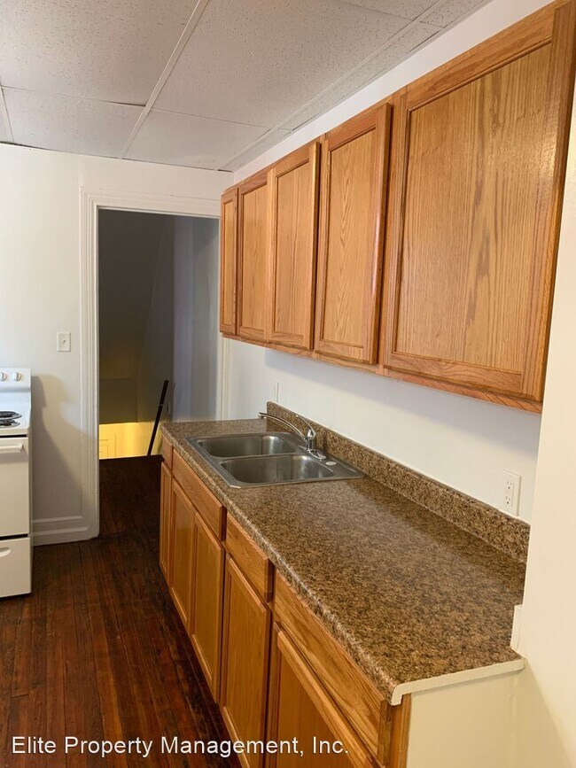 Building Photo - 3 br, 1 bath House - 647 W. Princess St., ...