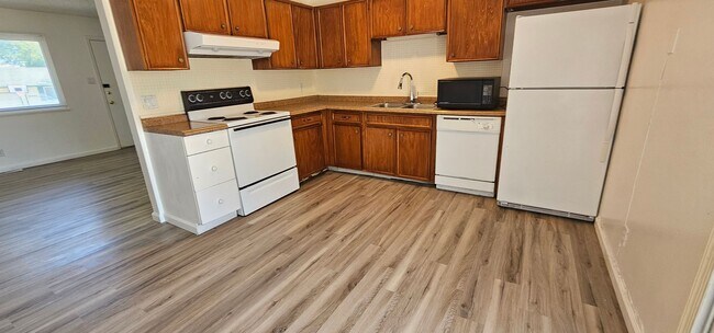 Foto del edificio - For Rent 3 bed 3 bath Plus 4th room or Off...