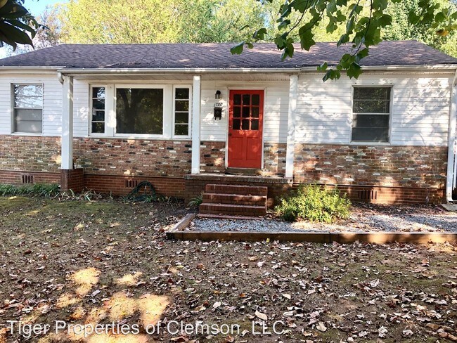 Building Photo - 3 br, 1 bath House - 700 Greenville St