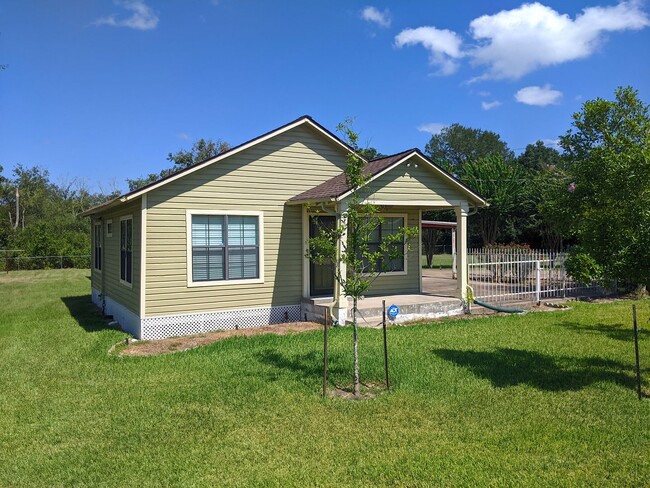 Building Photo - 2 Bed 1 Bath home only minutes away from d...