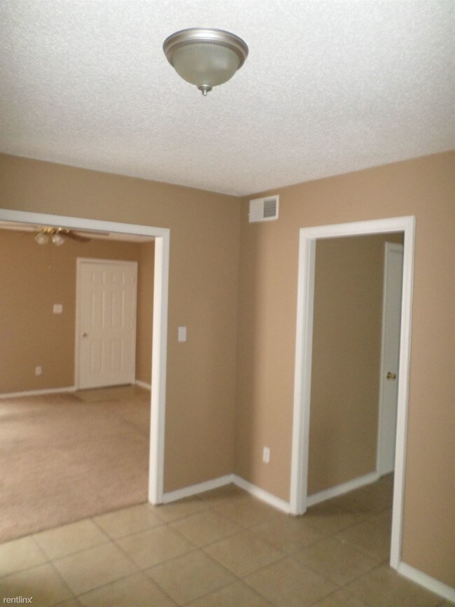 Building Photo - 3940 Twin Lakes Dr