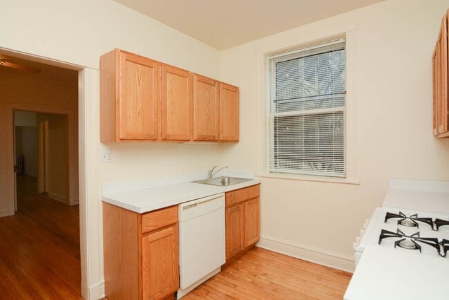 Foto del edificio - 2443 W Sunnyside Ave