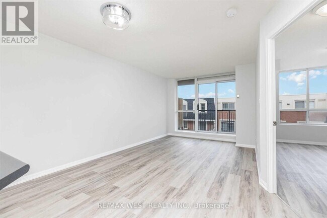 Photo du bâtiment - 1000 King St W