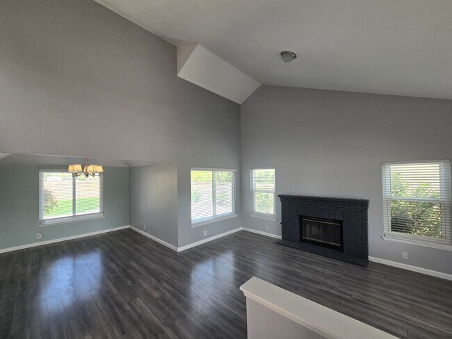 Foto del edificio - Room for Rent – 1621 W Newgrove St, Lancaster, CA 93534